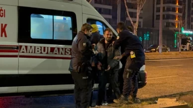 Yaralı genç arkadaşının başından ayrılmadı!