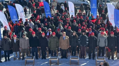 Sis Dağı’nda Sarıkamış Şehitleri için 350 metrelik bayrakla zirveye yürüdüler