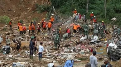Endonezya’daki toprak kaymasında bilanço ağırlaşıyor: Ölü sayısı 25 oldu