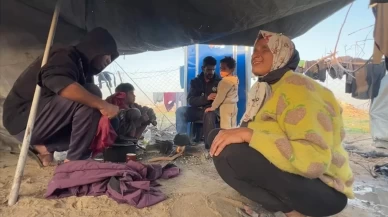 Gazze’de zor yaşam: Görme engelli anne-baba çocuklarının yardımıyla hayata tutunuyor