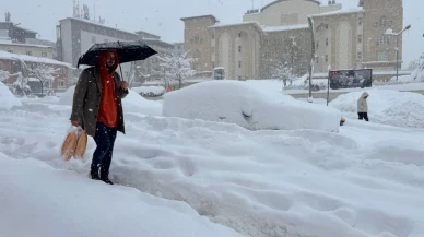 Sabah saatlerinde etkili olan kar, kentte hayatı durma noktasına getirdi!