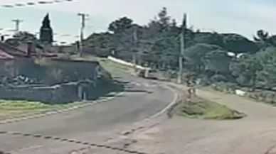 Ayvacık’ta iki araç kafa kafaya geldi! Kaza anı kamerada