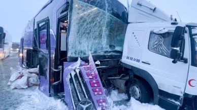 Sarıkamış’ta trafik kazası: Otobüs ile kargo kamyonu çarpıştı