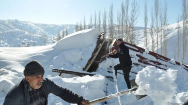 Bir ev çöktü, diğer evler tehlikede! Kar temizliği başladı