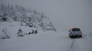 Antalya'da sel sonrası kar yağışı başladı