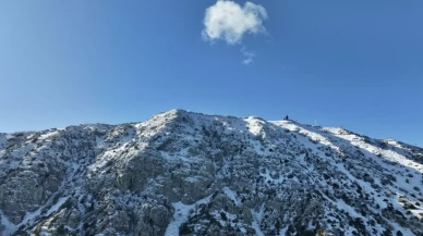 İlçe merkezinden görünen büyüleyici manzara: Babadağ karla kaplandı