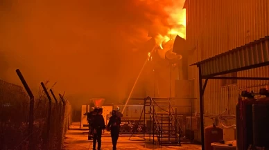 Antalya'da soğuk hava deposunda çıkan yangına müdahale ediliyor