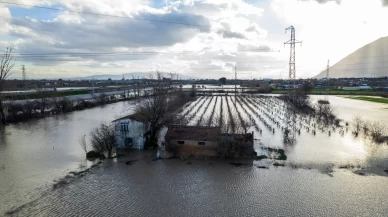 Otomobiller dereye uçtu, tarım arazileri göle döndü!