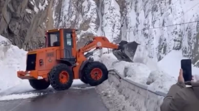 Karayolları ekipleri çığ altında kalan yolu temizledi