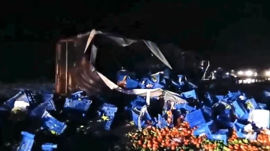 Sağanak kazayı getirdi! Meyve yüklü tır devrildi