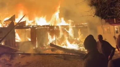 Bir evde başladı, diğerine sıçradı! Vezirköprü’de gece yarısı yangın paniği