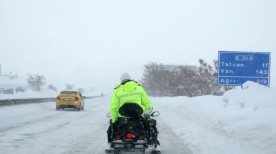 Karda mahsur kalanların imdadına kar motorlu polisler yetişiyor