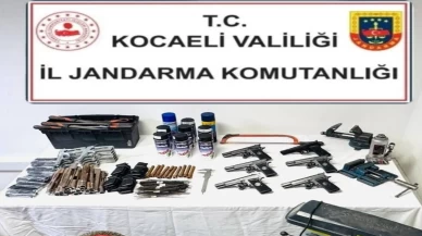 Kartepe’de bir adrese baskın: Çok sayıda silah ve parça ele geçirildi