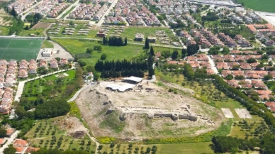 Kuşadası'nda fırtına tarihi gün yüzüne çıkardı: Dalgalar çekildi, mezarlar göründü!