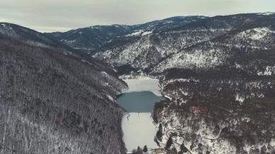 Turizm cenneti olan Boraboy Gölü’nün yüzeyi buz tuttu