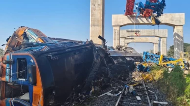 İnşaat vinci trenin üzerine düştü!