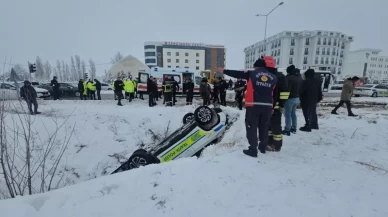 Polis aracı devrildi!
