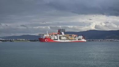 Türk filosunun yeni gözdesi "Yıldırım" Çanakkale Boğazı'ndan geçti