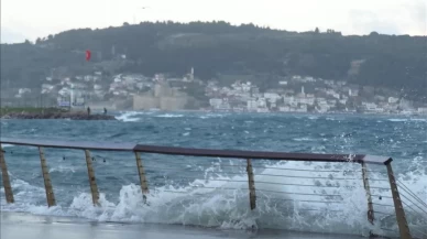 Fırtına Çanakkale'de deniz ulaşımını vurdu