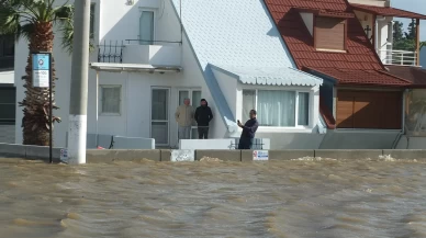 Tatil beldesi sulara gömüldü! Deniz taştı, yollar göle döndü