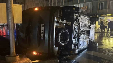 Tarsus’ta kavşakta feci çarpışma! Araç takla attı