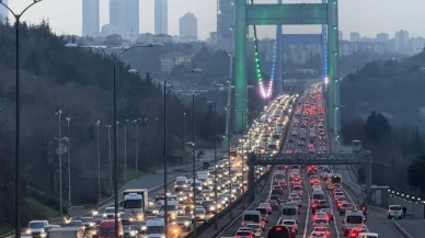 Mega kentte akşam çilesi: Köprüler kilit, yollar durma noktasında