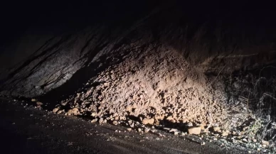 Çaycuma'da toprak kayması trafik akışını durdurdu