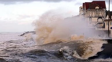 Fransa’yı etkisi altına alan Goretti fırtınası: 320 bin hanede elektrik kesintisi devam ediyor