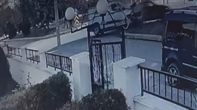 Eskişehir’de kavşakta korku dolu anlar! Otomobil kaldırıma savruldu