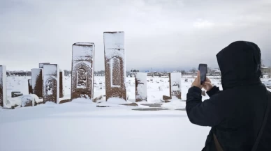 Hizan ve Ahlat’ta kar alarmı: Tarihi eserler ve köyler beyaz örtüyle kaplandı!
