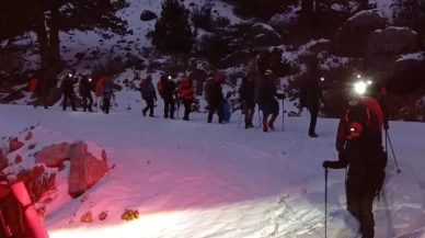 Mahsur kalan dağcıları AFAD kurtardı
