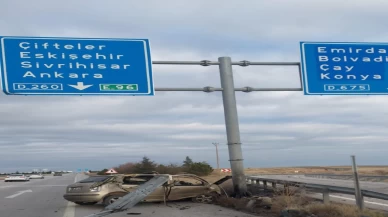 Afyonkarahisar’da korkutan kaza: Otomobil bariyerleri biçip direğe çarptı