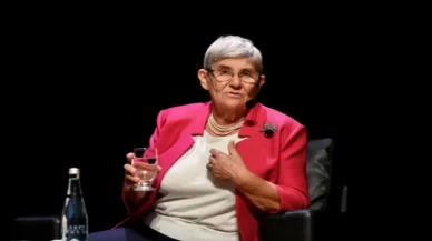 Suya bir tutam atarak için şifa dağıtıyor