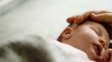 Gece üşüyen bebek bu belirtileri veriyor