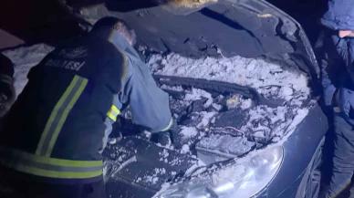 Erciş’te seyir halindeki otomobil alev aldı! Sürücü karla müdahale etti