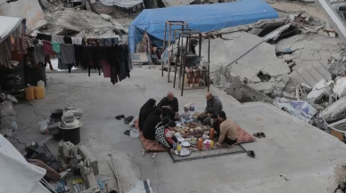 Gazze’de Abu Naji ailesi yıkılan yuvalarında sofrasını kurdu