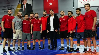 Mesut Özil’den Güreş Milli Takımı’na ziyaret