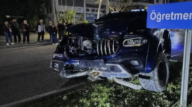 Antalya'da kamyonet kontrolden çıktı! Ağaca çarparak durabildi