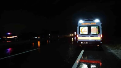 Nevşehir’de su birikintisi kazaya yol açtı! Savrulan otomobil refüje çıktı