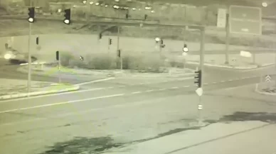 Bingöl'de hafif ticari araç sinyalizasyon direğine çarptı! Güvenlik kameraları o anları kaydetti!