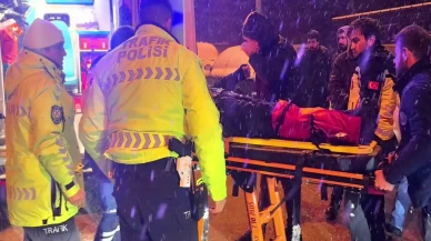 Sipariş götüren kurye yola savruldu