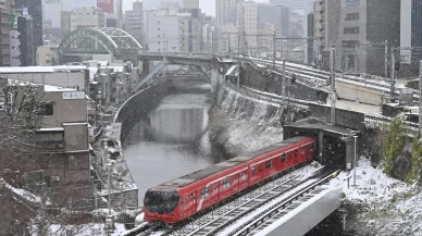 Tokyo’ya yılın ilk karı düştü! Beyaz manzara kartpostallık görüntüler oluşturdu