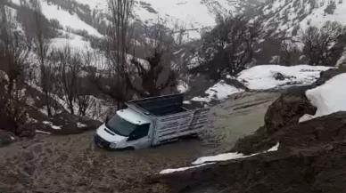 Bitlis'te karların erimesi felaketi getirdi! Birçok köy yolu ulaşıma kapandı