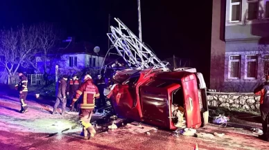 Amasya’da kamyonet kazası! Elektrik direğini kökünden söktü