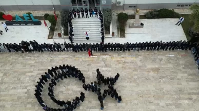 Öğrenciler bedenleriyle Türk Bayrağı oluşturdular!