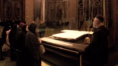 Fatih'te Hırka-i Şerif için uzun kuyruklar oluştu