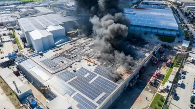 Manisa'daki şekerleme fabrikasında yangın! Dronla görüntülendi