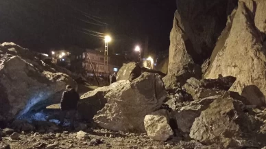 Kar ve yağmur sonrası yamaç çöktü: Dev kayalar yolu kapattı