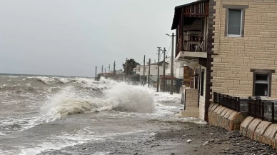Çanakkale'de fırtına Ayvacık'ı da vurdu: Deniz ve kara adeta birleşti