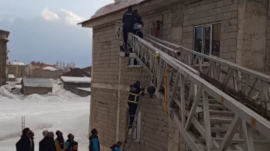 Çatıdaki karı temizlerken canından oluyordu: Belindeki ip hayatını kurtardı!